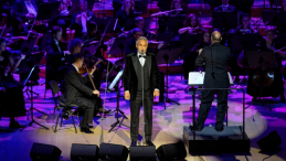 Włoski tenor Andrea Bocelli (C) podczas koncertu w siedzibie NOSPR w Katowicach. Wydarzenie otwiera regionalne obchody 40. rocznicy wprowadzenia stanu wojennego w woj. śląskim. Fot. PAP/H. Bardo