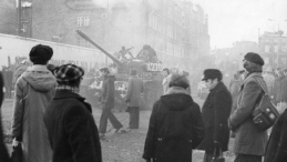 Czołgi w rejonie Stoczni Gdańskiej. 13 grudnia 1981 r. Źródło: IPN