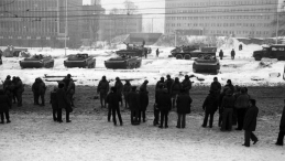 Strajk okupacyjny w stoczni szczecińskiej w reakcji na wprowadzenie stanu wojennego. Fot. PAP/CAF/J. Undro