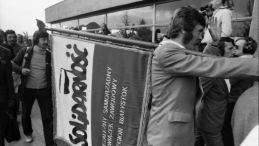 Przedstawiciele Regionu Białystok ze sztandarem Solidarności podczas I Krajowego Zjazdu Delegatów NSZZ „S”. Gdańsk, 05.09.1981. Fot. PAP/CAF/J. Uklejewski