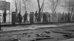 Katowice, 16.12.1981. Pacyfikacja Kopalni Węgla Kamiennego „Wujek”. Fot. PAP/M. Janicki