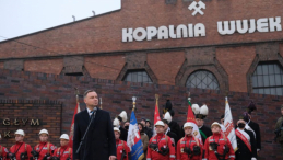 Prezydent RP Andrzej Duda (C) na uroczystości przed pomnikiem Poległych Górników KWK „Wujek” w Katowicach w 40. rocznicę wydarzeń. Fot. PAP/H. Bardo