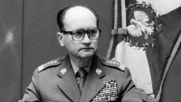 I sekretarz KC PZPR, premier gen. Wojciech Jaruzelski ogłasza stan wojenny. 13.12.1981. Fot. PAP