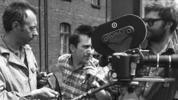 Katowice, 21.05.1971. Reżyser Kazimierz Kutz (S) podczas pracy na planie filmu „Perła w koronie”. Fot. PAP/K. Seko