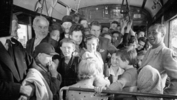 Zdjęcie z planu filmu „Zakazane piosenki” w reżyserii Leonarda Buczkowskiego: scena w tramwaju. Fot. PAP/CAF/S. Dąbrowiecki
