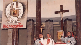 Ks. Jerzy Popiełuszko odprawia mszę za ojczyznę. Lipiec 1983 r. Źródło: IPN