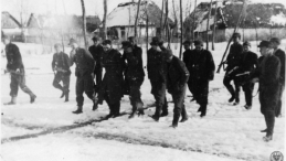 Partyzanci z oddziału AK „Nerwy” prowadzą sześciu jeńców, prawdopodobnie Niemców. 1943–1944. Fot. z zasobu IPN