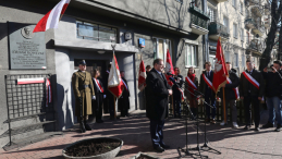 Szef Urzędu do Spraw Kombatantów i Osób Represjonowanych Jan Józef Kasprzyk (C) podczas uroczystych obchodów 80. rocznicy przekształcenia Związku Walki Zbrojnej w Armię Krajową, odbywających się przed tablicą pamięci komendanta głównego AK Stefana "Grota" Roweckiego na warszawskiej Ochocie. Fot. PAP/T. Gzell