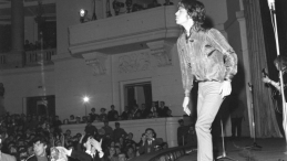 13.04.1967 r. Koncert Rolling Stones w Sali Kongresowej w PKiN w Warszawie. Na zdj. wokalista zespołu Mick Jagger . Fot. PAP/CAF/M. Langda