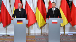 Warszawa, 12.04.2022. Prezydent RP Andrzej Duda (P) oraz prezydent Republiki Federalnej Niemiec Frank-Walter Steinmeier (L) podczas wypowiedzi dla mediów po spotkaniu w Belwederze w Warszawie, 12 bm. Prezydent Federalny RFN przebywa z wizytą w Rzeczypospolitej Polskiej. Fot. PAP/R. Pietruszka