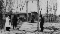Na terenie byłego niemieckiego obozu koncentracyjnego Auschwitz-Birkenau wykonano wyrok śmierci przez powieszenie na komendancie obozu Rudolfie Hoessie. 16.04.1947.  Fot. PAP/S. Dąbrowiecki