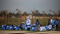 Uczestnicy Marszu Żywych na terenie byłego niemieckiego obozu koncentracyjnego Auschwitz. 28.04.2022. Fot. PAP/Ł. Gągulski