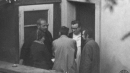 Głodówka w kościele św. Marcina w Warszawie (24–31 maja 1977 r.). Na tarasie w podwórzu kościoła od lewej: Bogusława Blajfer, Bohdan Cywiński, rzecznik prasowy protestujących Tadeusz Mazowiecki (tyłem), o. Aleksander Hauke-Ligowski (właśc. Kornel Hauke-Ligowski). Źródło: IPN