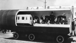 Warszawa , 01.05.1953 r. Pochód 1-majowy. Makieta metra warszawskiego. Fot. PAP/L. Wdowiński