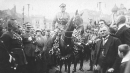 Wkroczenie wojsk polskich na Górny Śląsk - powitanie w Katowicach: generał Szeptycki na Rynku. 06.1922. Źródło: NAC