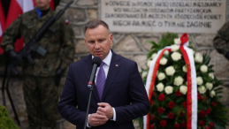 Sochy (woj. lubelskie), 12.07.2022. Prezydent RP Andrzej Duda podczas uroczystości z okazji obchodów Dnia Walki i Męczeństwa Wsi Polskiej na cmentarzu wojennym w Sochach. Fot. PAP/K. Zienkiewicz