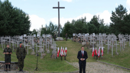 Premier Mateusz Morawiecki (P) podczas uroczystych obchodów 77. rocznicy obławy augustowskiej na Wzgórzu Krzyży w Gibach. Fot. PAP/A. Reszko