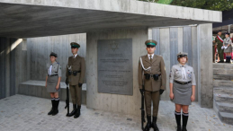 Pomnik z nazwiskami 12 tys. Żydów, ofiar Zagłady, odsłonięty uroczyście na Skwerze Pamięci Ofiar Holokaustu w Nowym Sączu. Fot. PAP/G. Momot