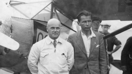 Zwycięzcy zawodów Challenge 1932 pilot Franciszek Żwirko (1. z lewej) i konstruktor lotniczy Stanisław Wigura przed samolotem na lotnisku Tempelhof. Fot. NAC