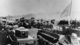 Oddziały Armii Czerwonej oczekujące na rozpoczęcie defilady w Białymstoku, wrzesień 1939 r. (fot. ze zbiorów IPN) 