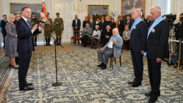 Prezydent RP Andrzej Duda (L) oraz odznaczeni Orderem Orła Białego: Antoni Macierewicz (2P), Piotr Naimski (P) i Mirosław Chojecki (3P) w Belwederze w Warszawie. Fot. PAP/R. Pietruszka