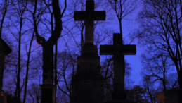 Warszawa, 1 11 2004. Dzień Wszystkich Świętych. Cmentarz na Starych Powązkach o zmierzchu. Fot. PAP/T. Gzell