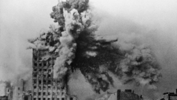 Gmach Prudentialu trafiony pociskiem ciężkiego moździerza. 28 sierpnia 1944 r. Źródło: Wikimedia Commons