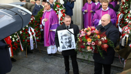 Warszawa, 21.12.2022. Uroczystości pogrzebowe gen. Mirosława Hermaszewskiego – wymarsz konduktu żałobnego po mszy świętej w Katedrze Polowej Wojska Polskiego w Warszawie. Pierwszy i jedyny polski kosmonauta zmarł 12 grudnia br. w wieku 81 lat. Uroczystości mają charakter państwowy. Fot. PAP/R. Guz 