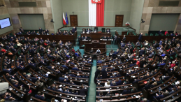Posłowie na sali obrad Sejmu w Warszawie. Fot. PAP/T. Gzell