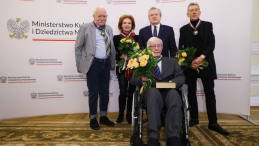 Wicepremier, minister kultury i dziedzictwa narodowego Piotr Gliński (2P-tył) oraz odznaczeni Złotym Medalem "Zasłużony Kulturze Gloria Artis": Jadwiga Kotnowska (2L), Antoni Fałat (2P-przód), Marek Cecuła (P) i Mirosław Chojecki (L). Fot. PAP/L. Szymański