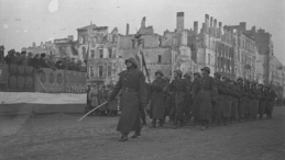 Warszawa, styczeń 1945. Pierwsza parada Wojska Polskiego w Warszawie w 1945. Fot. PAP/J. Baranowski