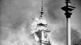 Płonie Zamek Królewski w Warszawie, zbombardowany przez Niemców we wrześniu 1939 r. Fot. PAP/CAF