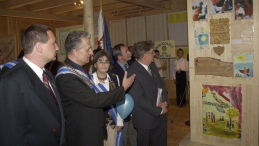 Otwarcie Muzeum Orderu Uśmiechu w Rabce. 2003 r. Fot. PAP/G. Momot