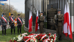 Warszawa, 18.04.2023. Odsłonięcie tablicy upamiętniającej żołnierzy Armii Krajowej oddziału Warszawa-Miasto, u zbiegu ulic Zakroczymskiej i Sanguszki. Fot. PAP/P. Supernak