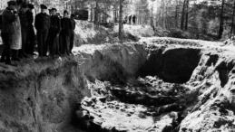 Katyń, Rosja, 1943 r. Ekshumacja zwłok polskich oficerów zamordowanych w Katyniu w 1940 r. Powołana przez Niemców komisja stwierdziła, że ofiary zostały zastrzelone przez Rosjan. Fot. PAP/Archiwum