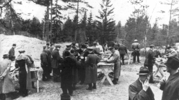 Katyń, Rosja, 1943 r. Obdukcja zwłok polskich oficerów zamordowanych w Katyniu w 1940 r. Fot. PAP/CAF/reprodukcja