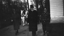 Prezydent Stanisław Wojciechowski i dwaj oficerowie w Łazienkach. Widoczni od prawej: płk Mariusz Zaruski, prezydent Stanisław Wojciechowski. Warszawa, 1923 r. Fot. NAC