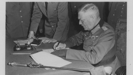 Feldmarszałek Wilhelm Keitel podpisujący akt kapitulacji Wehrmachtu, 8/9 maja 1945. Źródło: Wikimedia Commons