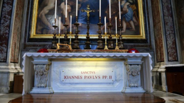 Grób świętego Jana Pawła II w kaplicy św. Sebastiana Bazyliki św. Piotra w Watykanie. Fot. PAP/J. Turczyk