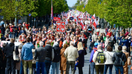 Uczestnicy Parady Polskości na ulicach Wilna. 06.05.2023. Fot. PAP/V. Doveiko