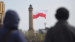 Flaga RP na latarni morskiej w Świnoujściu. 02.05.2017. Fot. PAP/M. Bielecki