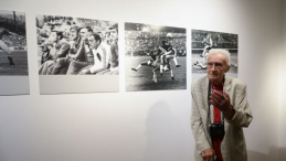 Katowice, 20.06.2023. Emerytowany fotoreporter CAF/PAP Stanisław Jakubowski podczas otwarcia wystawy jego fotografii pt. „Zapiski śląskiego fotoreportera” w Muzeum Historii Katowic. Fot. PAP/Z. Meissner 