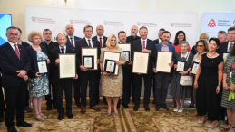 Warszawa, 20.06.2023. Sekretarz stanu w Ministerstwie Kultury i Dziedzictwa Narodowego, generalny konserwator zabytków Jarosław Sellin (L) pozuje do pamiątkowego zdjęcia po gali konkursu „Zabytek Zadbany” w siedzibie MKiDN. Fot. PAP/R. Pietruszka