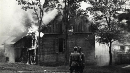 Płonący Michniów, 12 lipca 1943. Źródło: Wikimedia Commons