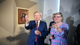 Minister kultury i dziedzictwa narodowego Piotr Gliński (L) podczas wernisażu wystawy "Utracone / Odzyskane. Z kolekcji gołuchowskiej" w Kordegardzie. Fot. PAP/A. Lange