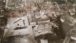 Zniszczenia po nalocie. Źródło: Wikimedia Commons