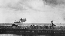Hel, 09.1939 r. Okręt niemiecki ostrzeliwuje Półwysep Helski. Hel bronił się przez cały miesiąc. Fot. PAP/CAF