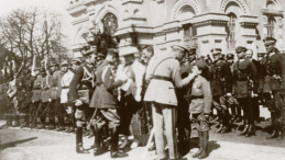 Józef Piłsudski odznacza obrońców Płocka; w dużym kapeluszu stoi Marcelina Rościszewska. Płock, 10.04.1921. Fot. CAW. Źródło: Wikimedia Commons