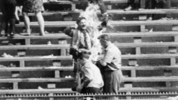Ryszard Siwiec, protestując przeciwko inwazji na Czechosłowację, dokonuje samospalenia w czasie ogólnokrajowych dożynek na Stadionie Dziesięciolecia Manifestu Lipcowego. Fot. PAP/L. Łożyński