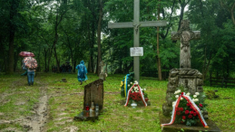 Teren cmentarza w nieistniejącej już wsi Puźniki na Ukrainie. Fot. PAP/W. Jargiło